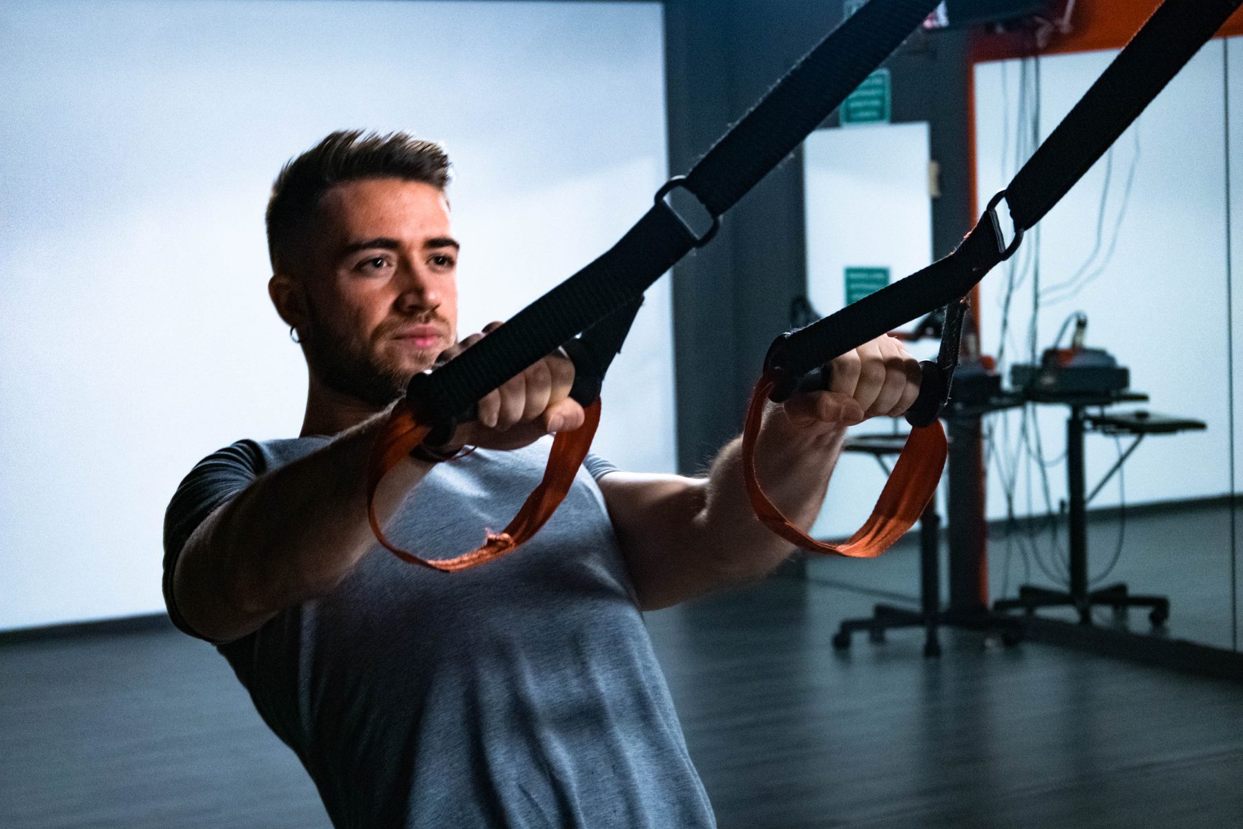 Allenamento al TRX nella sala functional di Ginnic Life.